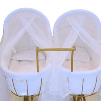 سرير بعجلات وناموسية ومخاد توام