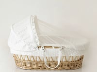 سرير اطفال خيزران مع مفرش ابيض بحشوة لباد ومخدة ون...