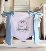 بانر مع فيونكات شامل التطريز