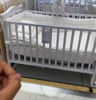 سرير طفل خشبي شامل ناموسيه ( خشب الصنوبري الصلب )