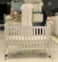 سرير طفل خشبي شامل ناموسيه ( خشب الصنوبري الصلب )