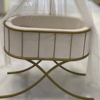 سرير مع قاعدة هزاز- ومرتبة- ومخدة- وناموسية