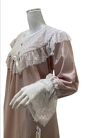 روب استقبال مكشكش من الصدر قطعه واحده بخامة أكثر أ...