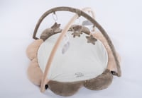 إلفي بيبي بلايمات مع اللعب