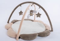 إلفي بيبي بلايمات مع اللعب