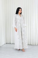 جلابية قماش بطول يصل للكاحل بياقة قصيرة مزينة بالت...