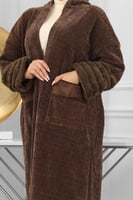 فروة شتوية طويلة مبطنة بالفرو من الداخل مزودة بفرو...