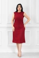 فستان كاجوال بتفاصيل مخرَّمة وياقة مغلقة بلا أكمام