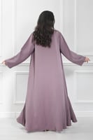 عباية قماش حرير ملونة مزودة بتطريز أنيق في الأمام