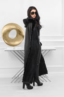 فروة شتوية طويلة مبطنة بالفرو من الداخل مزودة بفرو...