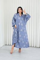 جلابية قماش بطول يصل للكاحل بأكمام واسعة وياقة مزي...