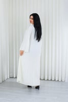 جلابية قماش بطول يصل للكاحل بياقة قصيرة مزينة بالت...