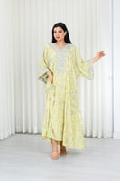 جلابية قماش بطول يصل للكاحل وياقة بشكل V مفتوحة عل...