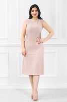 فستان كاجوال بتفاصيل مخرَّمة وياقة مغلقة بلا أكمام