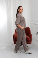 ترنج طبي بنطال مع تيشيرت بياقة مستديرة وطباعة حرفي...