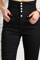 بنطال جينز خصر عالِ بأزرار وسحاب بقصة ضيقة حتى الك...