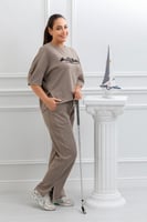 ترنج طبي بنطال مع تيشرت بكتابة بارزة