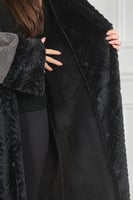 فروة شتوية مبطنة مع فرو على الأطراف وقبعة