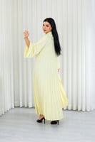 جلابية قماش بطول يصل للكاحل بياقة قصيرة مزينة بالت...