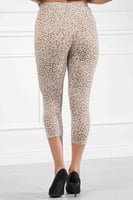 بنطال قطني سكيني بخصر مطاطي وطول لمنتصف الساق مزين...