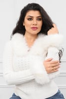 بلوزة صوف أكمام طويلة بياقه مزين بإضافة ريش