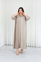 جلابية قماش بطول يصل للكاحل بأزرار مخفية وياقة بأك...