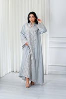 جلابية قماش بطول يصل للكاحل بياقة صغيرة وتطريز أما...