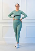 طقم رياضي نسائي مكوّن من توب قصير خط أسود مائل بأك...