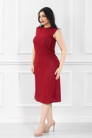 فستان كاجوال بتفاصيل مخرَّمة وياقة مغلقة بلا أكمام