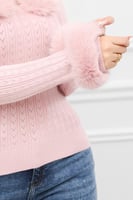 بلوزة صوف أكمام طويلة بياقه مزين بإضافة ريش