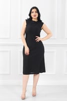 فستان كاجوال بتفاصيل مخرَّمة وياقة مغلقة بلا أكمام