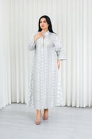 جلابية قماش بطول يصل للكاحل بياقة صغيرة وتطريز أني...