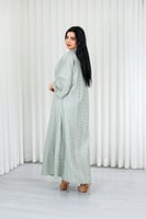 جلابية قماش بطول يصل للكاحل fأكمام واسعة وياقة صغي...