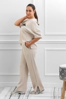 ترنج طبي بنطال مع تيشرت بكتابة بارزة