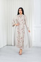 جلابية قماش بطول يصل للكاحل بياقة قصيرة مطرزة بالو...