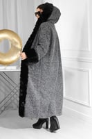 فروة شتوية بقبعة وفرو من الأمام والأكمام