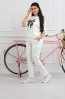 ترنج طبي بنطال مع تيشيرت بياقة ومطبوعة بفيونكة