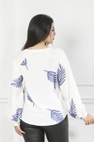 بلوزة بتفاصيل مطرزة