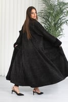 فروة شتوية طويلة مبطنة بالفرو من الداخل ومزودة بفر...