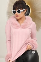 بلوزة نسائية صوف أكمام طويلة بياقه مزين بإضافة ريش