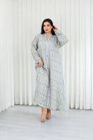 جلابية قماش بطول يصل للكاحل وياقة صغيرة مفتوحة على...