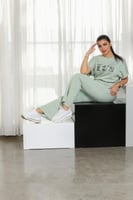 ترنج طبي بنطال مع تيشيرت بأكمام قصيرة بطباعة أحرف