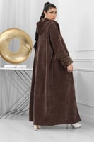 فروة شتوية طويلة مبطنة بالفرو من الداخل مزودة بفرو...