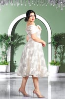 فستان سهرة قصير مورد مزين بالترتر اللامع