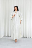 جلابية قماش بطول يصل للكاحل fأكمام واسعة وياقة صغي...