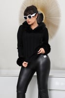 بلوزة نسائية صوف أكمام طويلة بياقه مزين بإضافة ريش