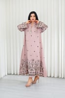 جلابية قماش بطول يصل للكاحل وياقة صغيرة مفتوحة على...