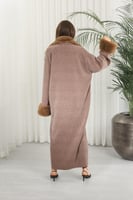 فروة شتوية طويلة مبطنة بالفرو من الداخل ومزودة بيا...