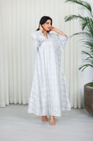 جلابية قماش بطول يصل للكاحل بأكمام واسعة مطوية متو...