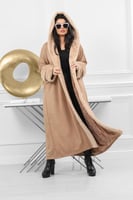 فروة شتوية طويلة مبطنة بالفرو من الداخل مزودة بفرو...